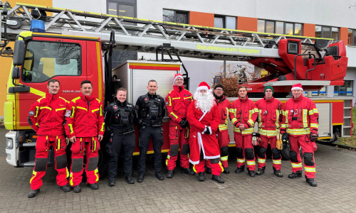 Die Berufsfeuerwehr Salzgitter und die Werkfeuerwehr der Salzgitter AG haben auch in diesem Jahr eine herzliche Nikolausaktion organisiert, um den Kindern während ihres Aufenthalts auf der Kinder- und Jugendstation des Helios Klinikums Salzgitter ein Lächeln zu schenken.