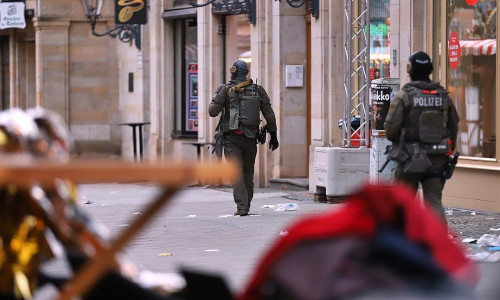 Polizisten nach Anschlag auf Magdeburger Weihnachtsmarkt am 21.12.2024