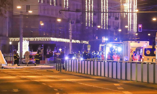 Auto rast auf Magdeburger Weihnachtsmarkt in Menschenmenge am 20.12.2024