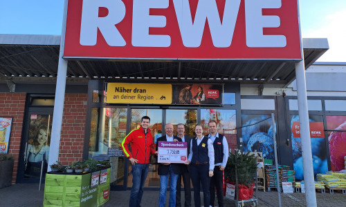 Lars Dreier (2. Vorsitzender, DLRG Salzgitter-Thiede), Michael Bösche (Rewe Group), Ralf Keffel (Vertriebsleiter Region Nord, Rewe Group), Anna-Maria Schumann (Marktmanagerin) und Marcel Großmann (Rewe Group) (v. li.).