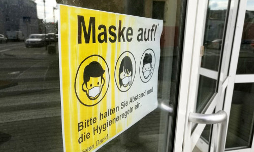 Schild mit der Aufschrift "Maske auf" (Archiv)