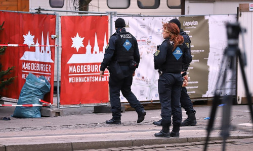 Polizisten nach Anschlag auf Magdeburger Weihnachtsmarkt am 21.12.2024