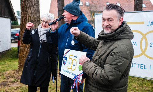 Ortsbürgermeister Andreas Rink bekam eine Erinnerungstafel von Bürgermeister Ivica Lukanic (re.) überreicht, im Gegenzug gab es für Landrätin Christiana Steinbrügge und Lukanic eine Weihnachtskugel im Jubiläumsdesign.