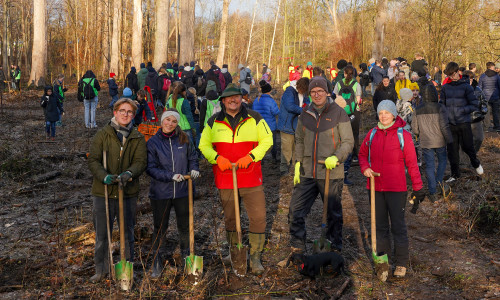 Teil des Organisationsteams (v.l.): Lucas Rahmel und Lisa Appel (13. Jahrgang), Förster Dirk Strauch mit Dackeldame Fiene, Christian Bilges (Lehrer) und Britta Petereit (Lehrerin). Im Hintergrund: viele fleißige Schüler.