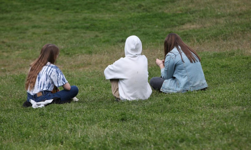 Drei junge Frauen in einem Park (Archiv)