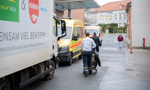 Mit Hilfe vom Team der Welfenambulanz wurden die letzten Patientinnen und Patienten der Holwedestraße sicher an den neuen Klinikstandort gebracht. 