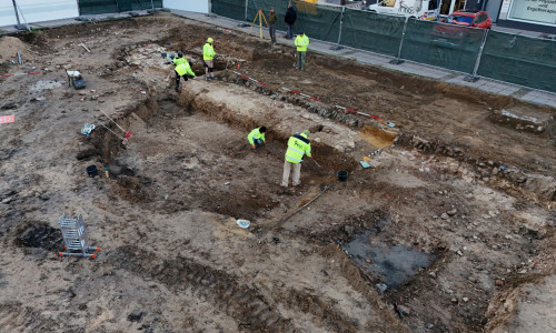 Das Grabungsteam legt nach und nach per Handschachtung eine Mauer frei. Es handelt sich dabei aller Wahrscheinlichkeit nach um Mauerwerk sowie Fundamente der historischen Oper am Hagenmarkt.