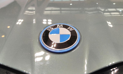 BMW-Logo am neuen BMW i5