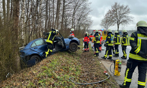 Das Auto wird aus dem Graben gezogen.