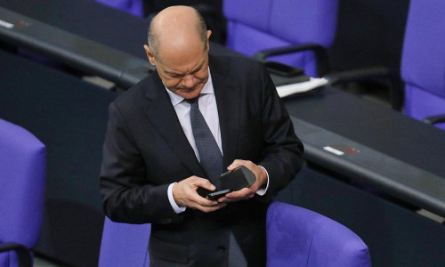 Olaf Scholz checkt sein Smartphone (Archiv)