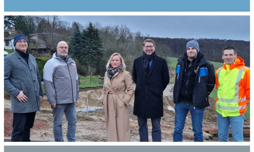 Vom Fortgang der Kanal- und Straßenbaumaßnahmen am Butterberg in Erkerode überzeugten sich von links nach rechts: Reimundt Lapsch (Wasserverband Weddel-Lehre), Karsten Ansorge (Bürgermeister der Gemeinde Erkerode), Dunja Kreiser (Vorsitzende des Werksausschusses des Abwasserbeseitigungsbetriebes der Samtgemeinde Sickte), Marco Kelb (Samtgemeindebürgermeister der Samtgemeinde Sickte), Lars Riesner (Ingenieurbüro König) und Andreas Schulze (1. Werksleiter des Abwasserbeseitigungsbetriebes der Samtgemeinde Sickte).