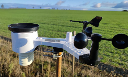 Wetterstation an einem Acker (Archiv)