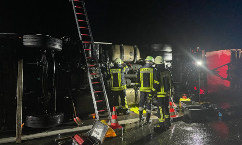 Die Feuerwehr befreite den Fahrer aus dem umgekippten LKW.