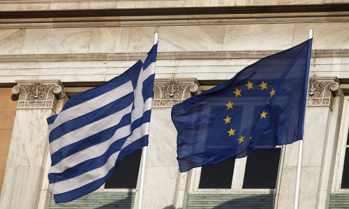 Fahnen von Griechenland und EU (Archiv)