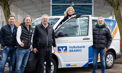 Alexander Strehmel, Jens Kirsch, Rüdiger Adamczyk und Thomas Bammel vom SSV Vorsfelde (von links) erhalten von Claudia Kayser (Volksbank BRAWO) einen neuen Vereinsbus.