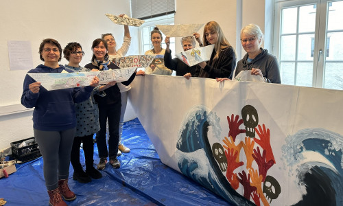 Künstlerin Franziska Rutz (rechts) leitet den Workshop des Vereins frauenBUNT in Kooperation mit der AWO-Migrationsberatung.