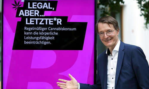 Karl Lauterbach bei der Vorstellung der Cannabis-Kampagne (Archiv)