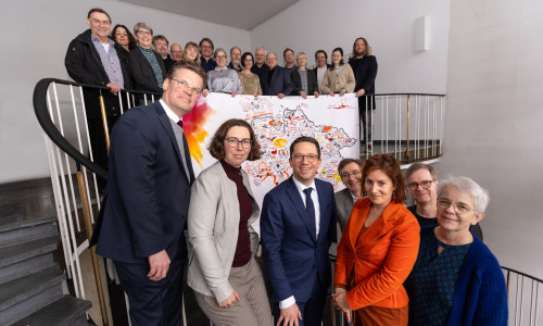 Vertreter des Arbeitskreises niedersächsischer Kulturverbände übergaben an Minister Falko Mohrs (vorne dritter von links) eine Niedersachsenkarte mit vielfältigen Kulturorten. 