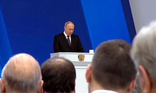 TV-Übertragung von Putins Rede im russischen Fernsehen (Archiv)