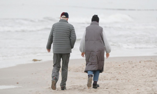 Zwei Personen laufen am Strand (Archiv)