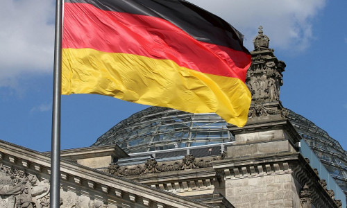 Deutschlandfahne über dem Reichstagsgebäude (Archiv)