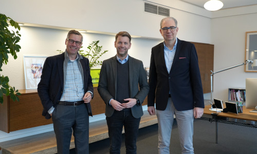 Im regelmäßigen Austausch: Oberbürgermeister Dennis Weilmann mit den Präsidenten der IHK Braunschweig, Tobias Hoffmann (links), und der IHK Lüneburg-Wolfsburg, Andreas Kirschenmann (rechts).