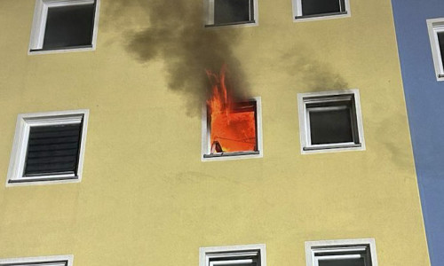 Die Flammen loderten aus dem Fenster.