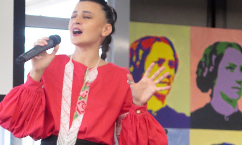 Navka verbindet alte ukrainische Lieder mit Pop Elemten und macht sie so gerade für eine junge Hörerschaft attraktiv.