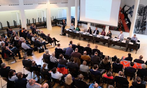 Rund 140 Vertreterinnen und Vertreter von Rettungsdiensten aus dem gesamten Land waren am heutigen Mittwoch im Goslarer Kreishaus zu Gast, um sich zu dem Thema Telenotfallmedizin zu informieren