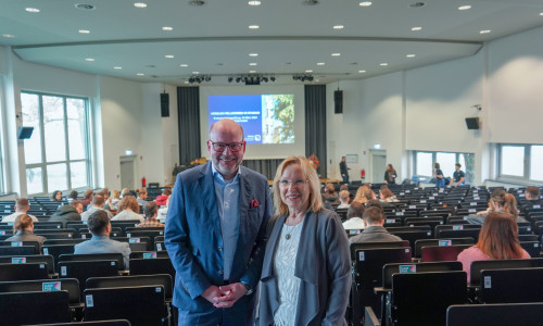 Begrüßten die neuen Studenten am Campus Wolfenbüttel: Prof. Dr. Heinz-Dieter Quack, Vizepräsident für Forschung, Entwicklung & Technologietransfer der Ostfalia, und Elke Wesche-Möller, stellvertretende Bürgermeisterin der Stadt Wolfenbüttel.