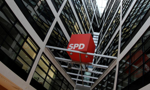 SPD-Logo im Willy-Brandt-Haus (Archiv)