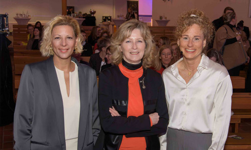 Die Organisatorin des Entscheiderinnenabends Claudia Kayser (mitte), Leiterin der Volksbank BRAWO Direktion Wolfsburg zusammen mit den Stressexpertinnen Mel Tracums-Hinke (links) und Regina Kirschke (rechts).