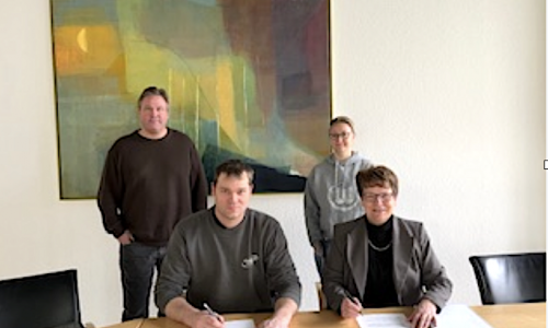 Kilian Jacobs und Ute Spieler vom Aller-Ohre-Ise-Verband am 20. März bei der Unterzeichnung der Vereinbarung für die Geschäftsführung sowie die Verwaltungsmitarbeiter Candy Graßhoff und Christian Wellm.
