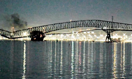 Webcam-Bilder zeigen Einsturz einer Brücke am 26.03.2024
