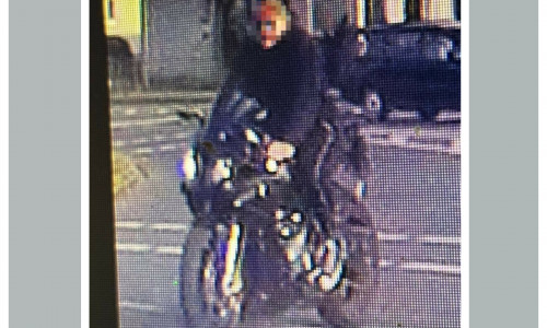Die Polizei sucht diesen Motorradfahrer.