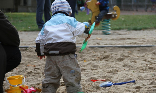 Kleinkind auf Spielplatz (Archiv)