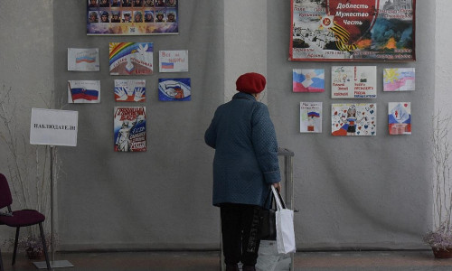 Eine Frau bei ihrer Stimmabgabe für die russischen Präsidentschaftswahlen in Donezk