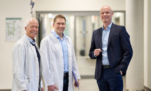 Dr. Rainer Prönneke (Chefarzt Palliativmedizin), Dr. Stefan Sürig (Chefarzt Klinik für Innere Medizin) und Dr. Jan Wolff (Geschäftsführer Krankenhaus Marienstift).