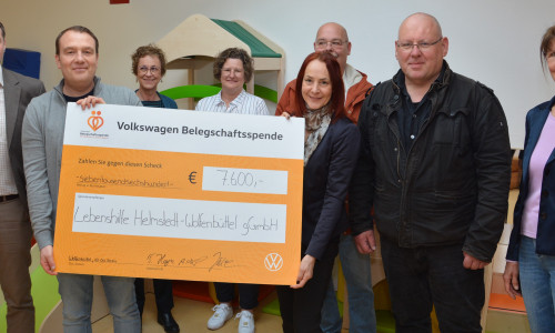 Einen Scheck über 7.600 Euro überbrachte die Delegation der "VW-Belegschaftsspende" an die Lebenshilfe in Wolfenbüttel. Ganz links deren Geschäftsführer Bernd Schauder, ganz rechts Elisabeth Diekmann vom Vorstand.