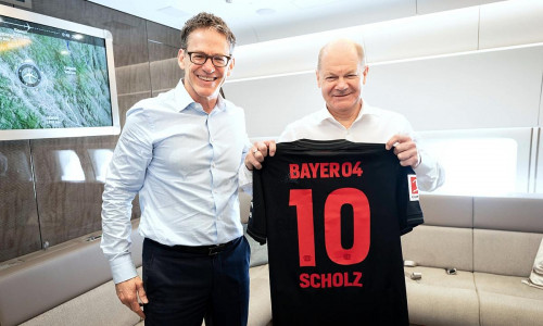 Bayer-Chef überreicht Scholz Leverkussen-Trikot am 15.04.2024