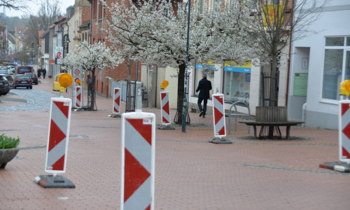 Aktuell ist der Gröpernplatz wegen der Baustelle in der Leuckartstraße zur Einbahnstraße umfunktioniert, in der Regel befindet sich dort allerdings eine Fußgängerzone, der Kiosk dort ist während der Geschäftszeiten offiziell also nur zu Fuß zu erreichen.