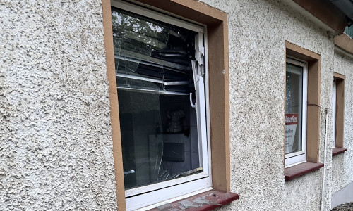 Das Fenster wurde stark beschädigt. 