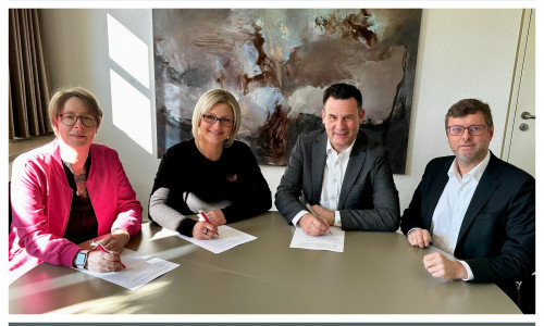 Vertragsunterzeichnung im Rathaus: Sarah Schwalm und Stephanie Stalling von der Telekom mit Bürgermeister Matthias Nerlich und Stadtbaurat Oliver Bley. 