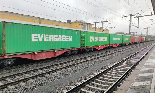 Evergreen-Container auf Güterzug (Archiv)