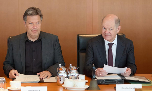 Robert Habeck und Olaf Scholz im Kabinett am 17.04.2024