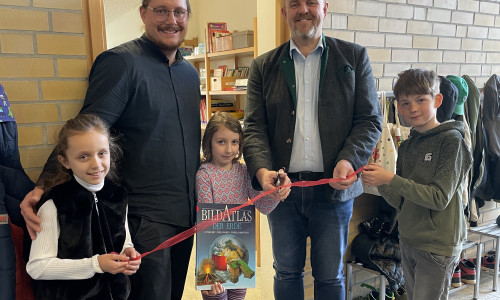 Gemeindebürgermeister Andreas Busch (re.) und der kommissarische Rektor Maximilian Hömme eröffneten gemeinsam mit Susi, Jaliyah und Max, die den Vorlesewettbewerb gewonnen haben, die neue Schulbibliothek.