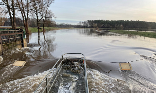 Im Hochwasserfall kann die Aller (wie hier beim Wehr Oppershausen während des Hochwassers Ende Dezember 2023) ein ernstes Gefahrenpotenzial entwickeln. Wo Überschwemmungen drohen, zeigen die Berechnungen des NLWKN. (Archiv)