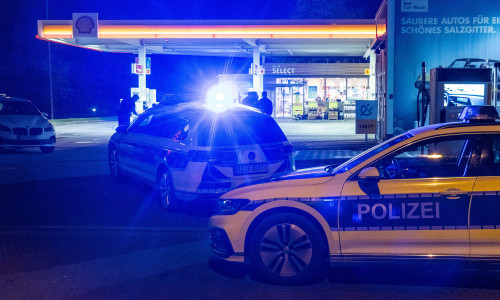 Bereits am Vorabend kam es zu einem Polizeieinsatz. Hier an der Shell-Tankstelle in der Kampstraße.