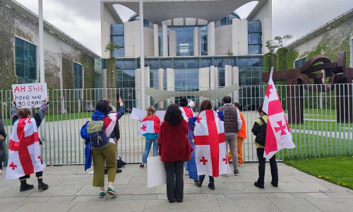 Protest gegen "Agentengesetz" während des Besuchs des georgischen Ministerpräsidenten im Kanzleramt (Archiv)