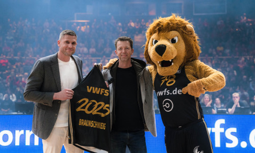 Nils Mittmann (Geschäftsführer Basketball Löwen) und Dr. Christian Dahlheim (CEO von Volkswagen Financial Services) und Maskottchen „Henri“.